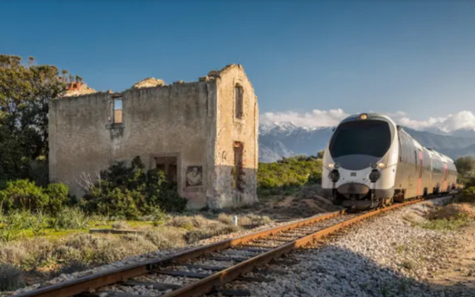 Đi qua một nhà ga vô chủ ở Lumio, Corsica. Ảnh: Jon Ingall / Alamy