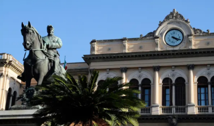 Bức tượng Garibaldi bên ngoài ga tàu Palermo, Sicily. Ảnh: Julio Etchart / Alamy