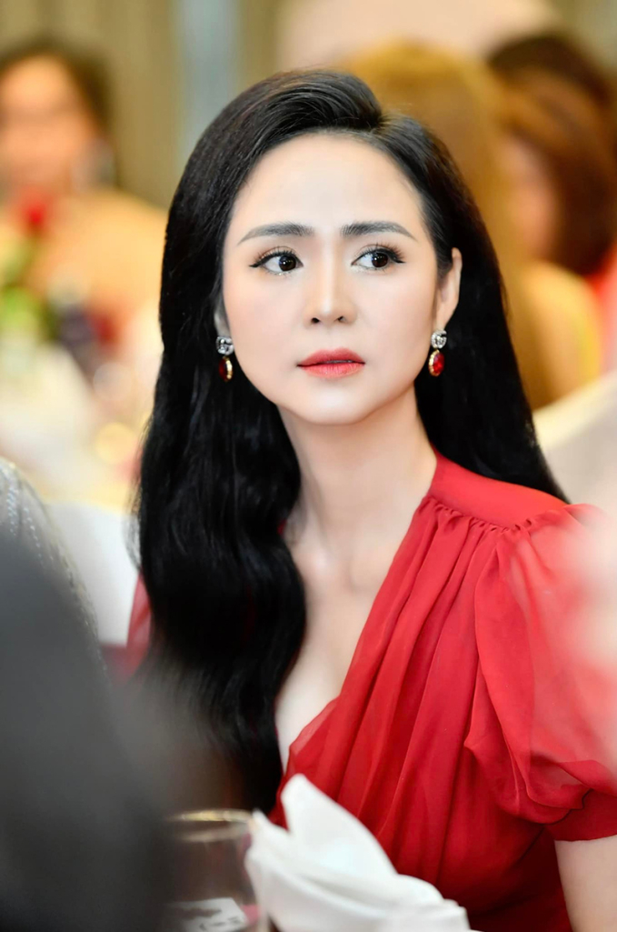 Chủ tịch sáng lập và điều hành Happy Women Leader Network - Nữ hoàng Hoa hồng Bùi Thanh Hương