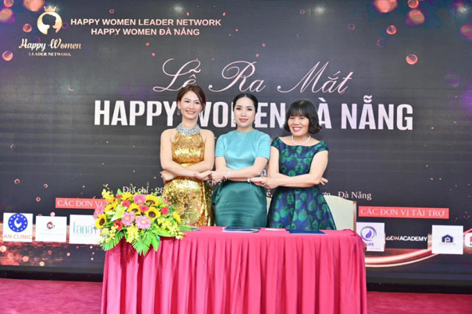   Bà Đỗ Hương Ly - Phó Chủ tịch sáng lập và điều hành Happy Women Leader Network cùng với 2 Chủ tịch Chapter tại Đà Nẵng thực hiện ký kết thực hiện nhiệm vụ trọng nhiệm kỳ mới  