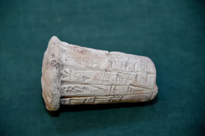 Đất sét Lưỡng Hà có khắc chữ hình nêm. Nguồn: Bộ Ngoại giao Iraq