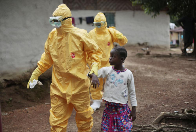 Nowa Paye, 9 tuổi, được đưa đến xe cấp cứu sau khi có dấu hiệu nhiễm Ebola ở làng Freeman Reserve,  Liberia năm 2014. Ảnh: AP