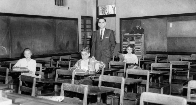 Một lớp học chỉ có 3 học sinh tại trường Trung học cơ sở Grebey ở Hazleton, Mỹ vào ngày 16/10/1957. Tất cả các trường công lập đều đã đóng cửa do bệnh giống cúm hoành hành trong khu vực. Ảnh AP
