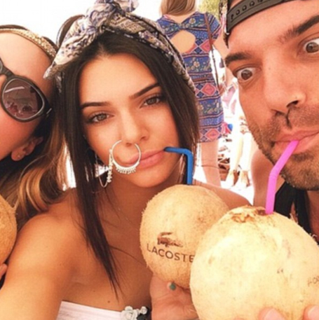 Kendall Jenner đeo khuyên mũi tại Coachella. Nguồn: Internet