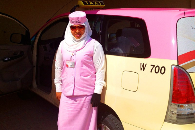 Đội quân taxi hồng ở Dubai