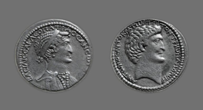 Cleopatra (trái) và Mark Antony (phải) trên hai mặt của một đồng xu cổ. Ảnh: Public Domain
