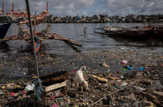 Sông Pasig bị ô nhiễm nặng. Ảnh: REUTERS/Eloisa Lopez