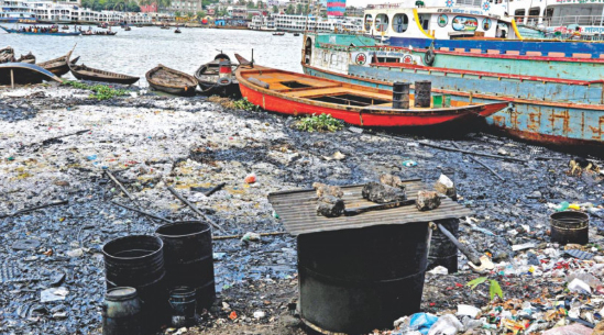 Rác thải và dầu động cơ đã qua sử dụng đã bị đổ ra sông Buriganga. Ảnh: STAR