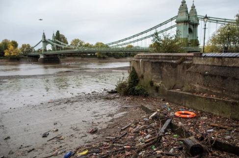 Rác thải nhựa trên bờ sông Thames bên cầu Hammersmith khi thủy triều xuống. Ảnh: Jack Taylor / Getty Images file.