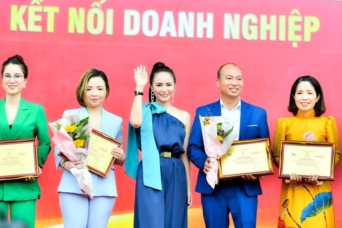 Chủ tịch Bùi Thanh Hương (ở giữa) - đại diện BTC đã vinh danh doanh nghiệp vì cộng đồng
