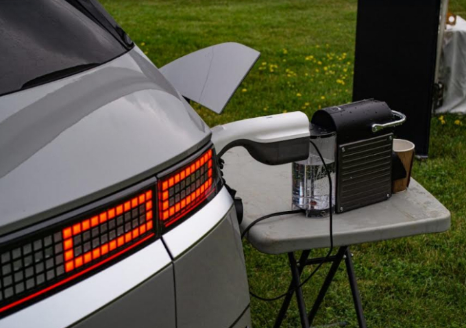 Xe có ổ cắm điện sử dụng để đun nước, pha cà phê, bếp nướng, thậm chí cho cả dàn âm thanh biểu diễn ngoài trời
