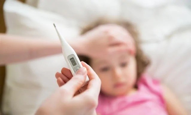 Cách phân biệt sốt xuất huyết với sốt do COVID ở trẻ em