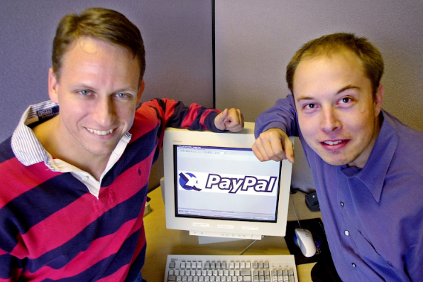 Giám đốc điều hành PayPal, Peter Thiel (trái) và Elon Musk (phải). Ảnh: Paul Sakuma/ AP