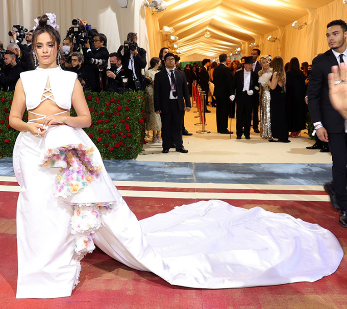 Camila Cabello chọn chiếc váy đính kết hoa với phần tà kéo dài của Prabal Gurung
