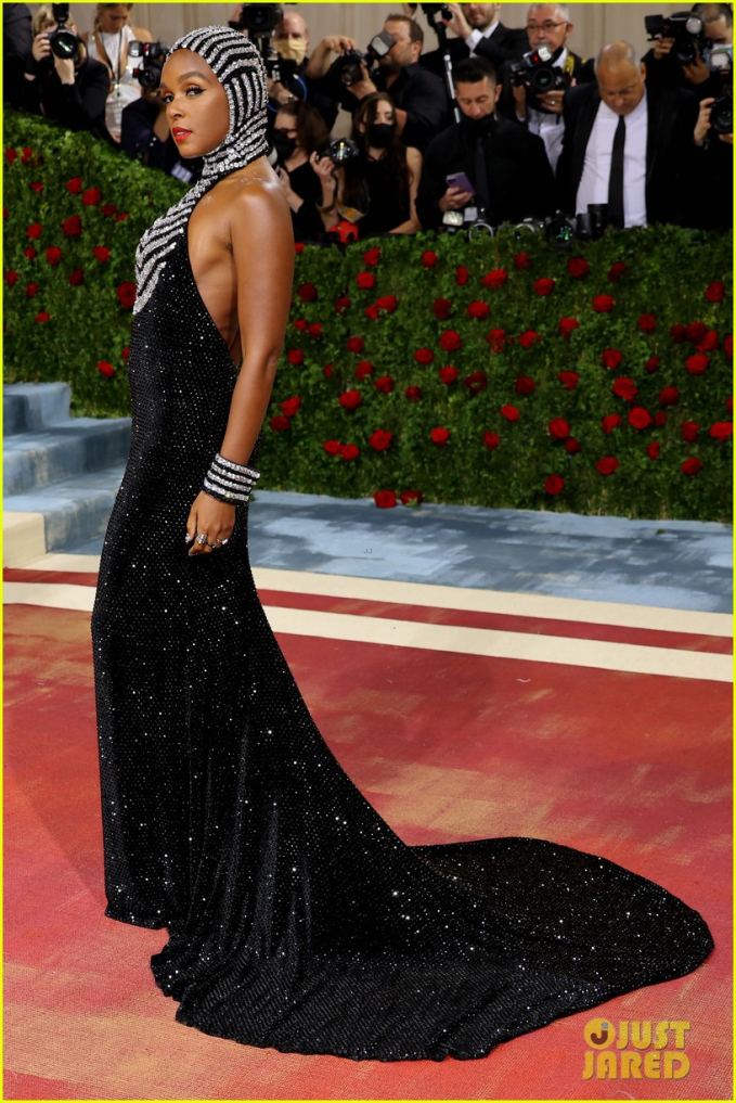 Ca sĩ Janelle Monáe diện chiếc váy được sáng tạo bởi thương hiệu Ralph Lauren