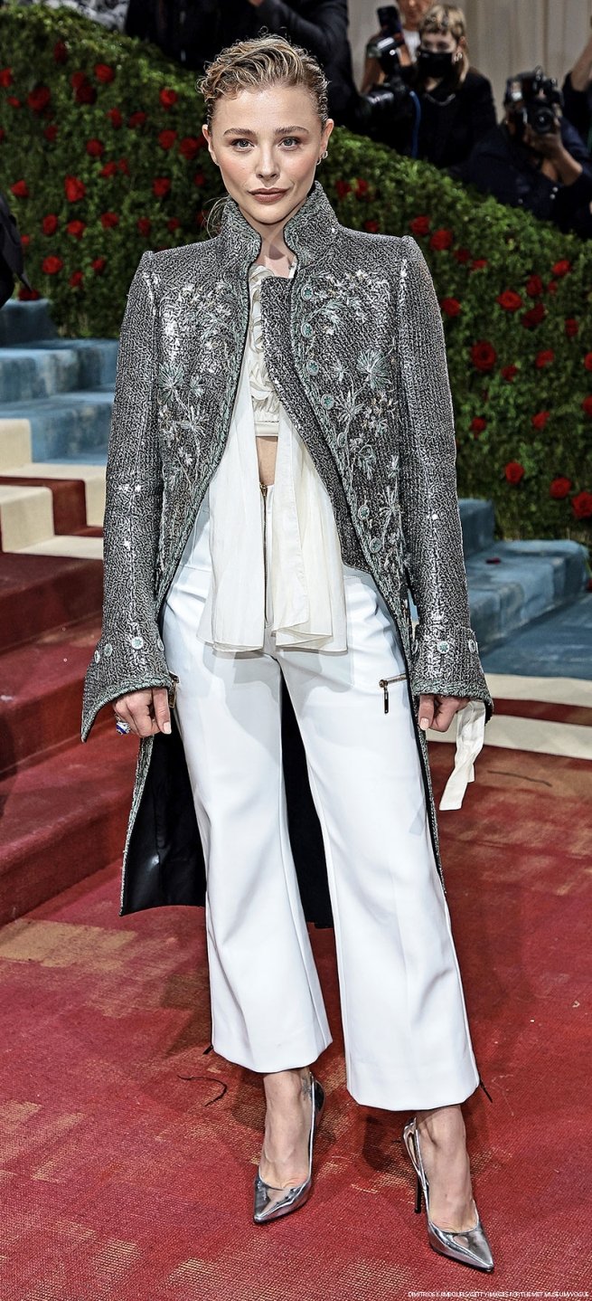   Chloë Grace Moretz chọn áo khoác đuôi tôm cùng crop top cách điệu từ Louis Vuitton  