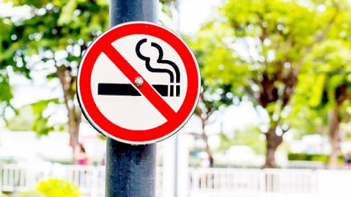 Hà Nội: Người hút thuốc ở nơi công cộng sẽ bị tố cáo qua ứng dụng di động