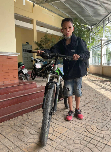   Cậu bé đạp xe vượt gần 200 km từ TP.HCM đến Cần Thơ thăm bạn gái quen trên mạng (Ảnh: CTV).  