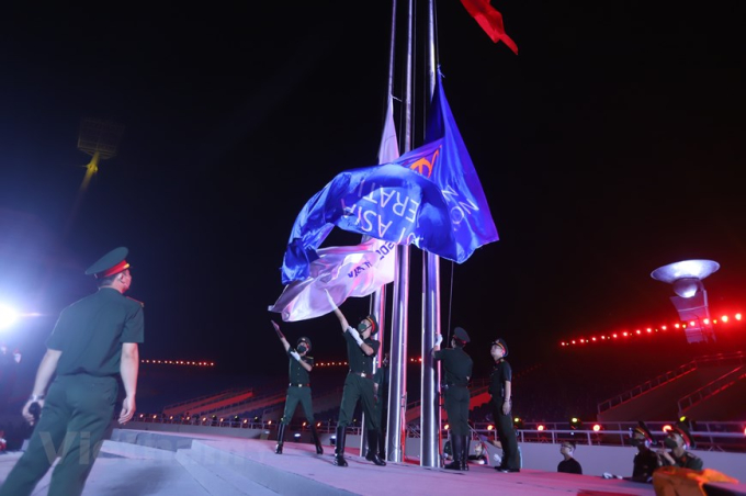 Toàn bộ quốc kỳ của các nước Đông Nam Á được thực hiện nghi lễ trang trọng nhất. (Ảnh: PV/Vietnam+)