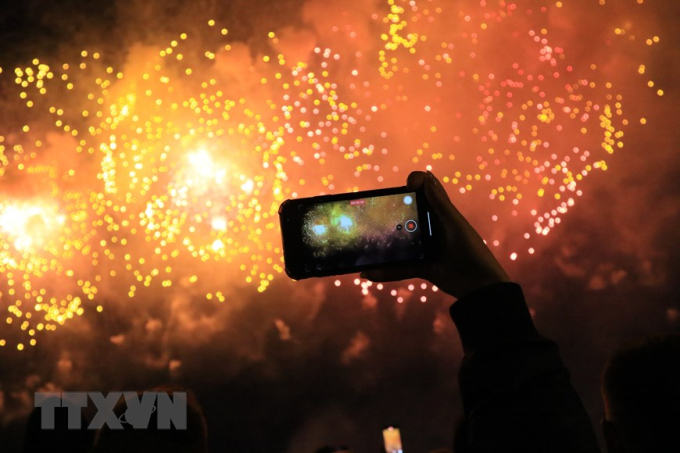 Người dân Moskva đón xem pháo hoa chào mừng ngày Chiến thắng phátxít. (Ảnh: Trần Hiếu/TTXVN)