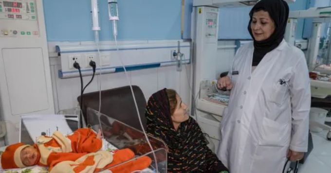   Bác sĩ Ghazanfar Shaharbanu kiểm tra sức khỏe cho bệnh nhân tại một bệnh viện phụ sản ở Kabul. Ảnh: The Guardian  