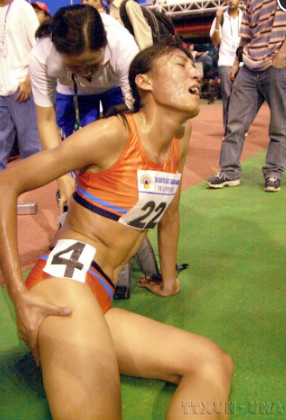   Vận động viên Đỗ Thị Bông đã chịu cơn đau xé thịt vì chấn thương cũ ở bắp sau đùi tái phát nặng hơn, thực hiện chiến thuật kìm chân đối thủ để đàn em Trương Thanh Hằng đoạt HCV cự ly 1.500m, rồi bứt phá, rút đích đoạt HCB tại SEA Games 23, Philippines, năm 2005  