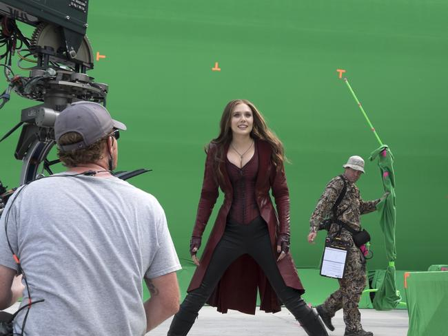 Elizabeth Olsen trên phim trường Captain America: Civil War. Ảnh: News.com.au
