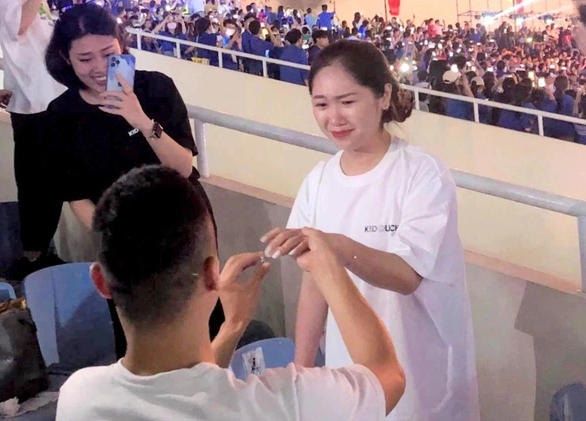 Màn cầu hôn gây sốt trên khán đài khi diễn ra lễ Khai mạc Sea Games 31