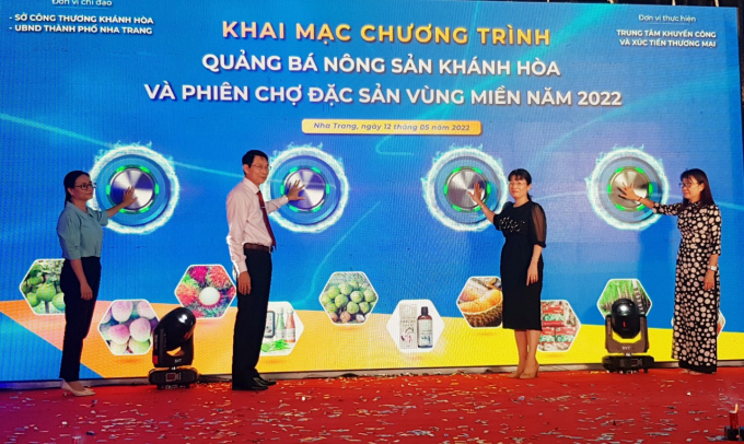 Lãnh đạo tỉnh Khánh Hòa, lãnh đạo Sở Công Thương và lãnh đạo Hội Liên Hiệp Phụ nữ tỉnh Khánh Hòa bấm nút khai mạc Phiên chợ đặc sản vùng miền Khánh Hòa năm 2022