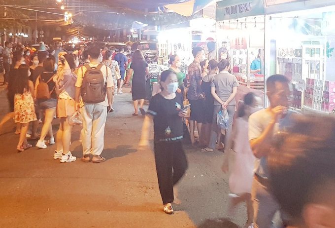 Vừa tạnh các cơn mưa dông, người tiêu dùng lại tranh thủ cơ hội mua sắm tại phiên chợ hàng Việt Nam chất lượng cao này.