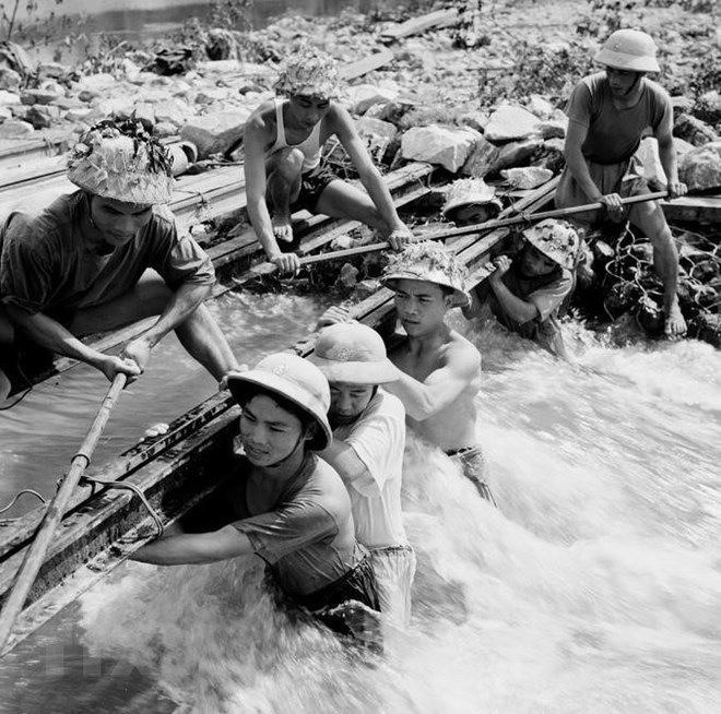 Những ngày đầu tiên khai phá đường Trường Sơn-đường Hồ Chí Minh, bộ đội ta đã bí mật vạch tuyến đi qua những vùng núi hiểm trở, cheo leo với khẩu hiệu 'Đi không dấu, nấu không khói, nói không tiếng'. (Ảnh: Trần Phác/TTXVN)