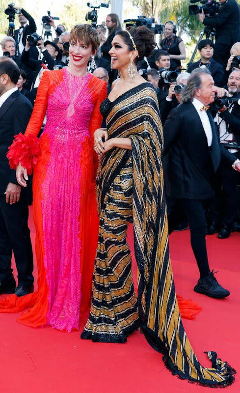Rebecca Hall và Deepika Padukone tạo dáng. Ảnh: REUTERS