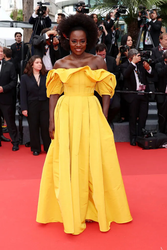 Nữ diên viên kiêm nhà sản xuất Viola Davis, người sẽ được vinh danh tại Cannes với Giải thưởng Women in Motion rạng rỡ và quyền lực trong chiếc váy lệch vai màu vàng.