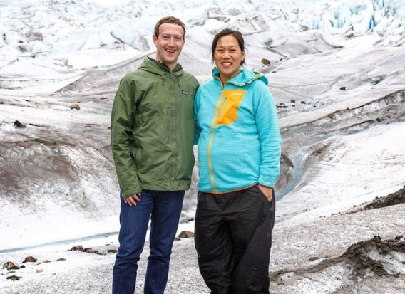 Zuckerberg và vợ.