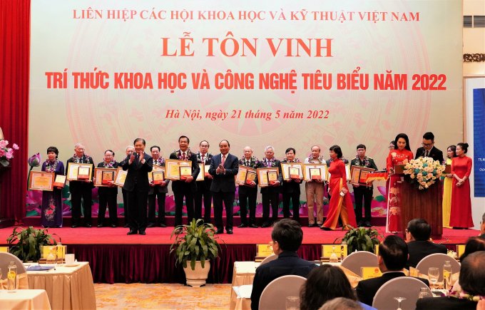   Chủ tịch nước Nguyễn Xuân Phúc và TSKH Phan Xuân Dũng trao tặng biểu trưng và bằng khen cho các cá nhân tiêu biểu. Ảnh: Lê Hồng  