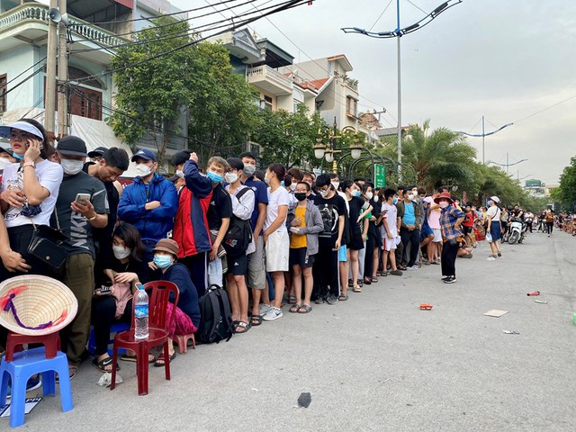   Hàng dài người hâm mộ xếp hàng chờ nhận vé vào xem trận chung kết bóng đá nữ SEA Games 31 - Ảnh: Đại đoàn kết  