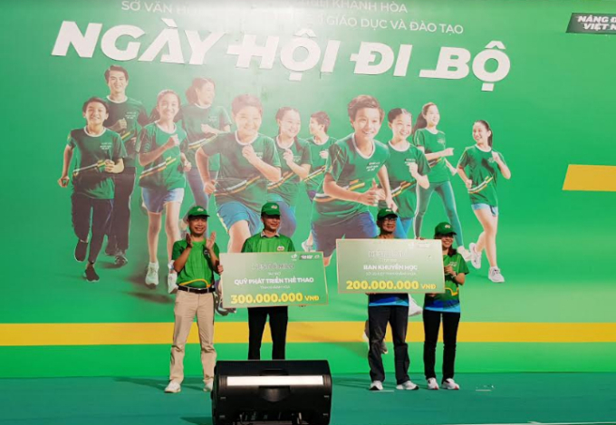Công ty Nestlé Việt Nam trao tặng 300 triệu đồng cho Quỹ phát triển Thể thao tỉnh Khánh Hòa và 200 triệu đồng cho Ban Khuyến học- Sở Giáo dục và Đào tạo tỉnh Khánh Hòa