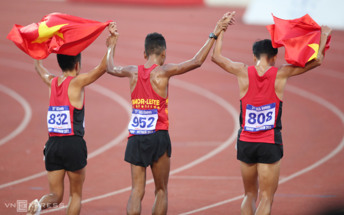   Trong bộ môn điền kinh, vận động viên của nước Timor Leste - De Deus chủ động nắm tay hai VĐV Việt Nam cùng chạy dọc sân ăn mừng/ Ảnh: Vnexpress  