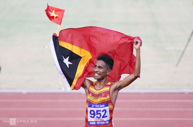   De Deus giành huy chương bạc, anh đã mang cả cờ Timor Leste lẫn cờ Việt Nam chạy dọc khán đài A ăn mừng./ Ảnh: Vnexpress  