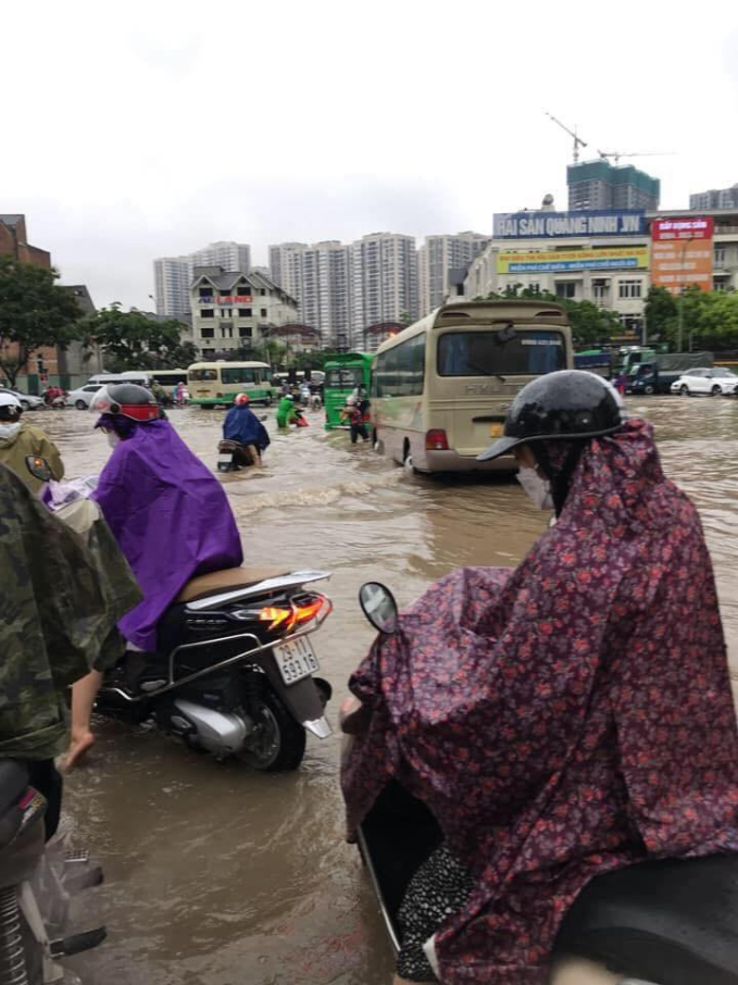 Nhiều tuyến phố ở Hà Nội ngập sau mưa lớn