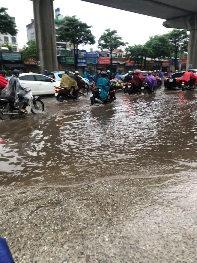 Nhiều tuyến phố ở Hà Nội ngập sau mưa lớn