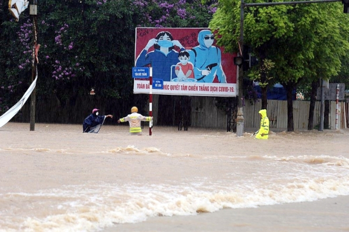 Mưa lớn khiến nhiều tuyến đường trên địa bàn thành phố Vĩnh Yên (Vĩnh Phúc) bị ngập lụt.