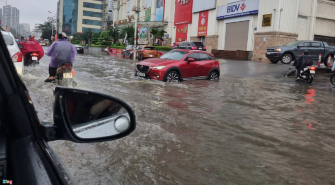 Mưa lớn gây ngập cục bộ ở tuyến đường Minh Khai 