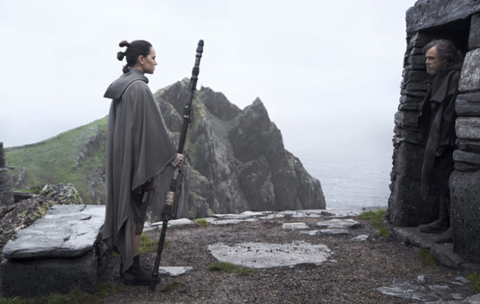 Rey (Daisy Ridley) và Luke (Mark Hamill) trong 'Star Wars: The Last Jedi'. Ảnh: NME