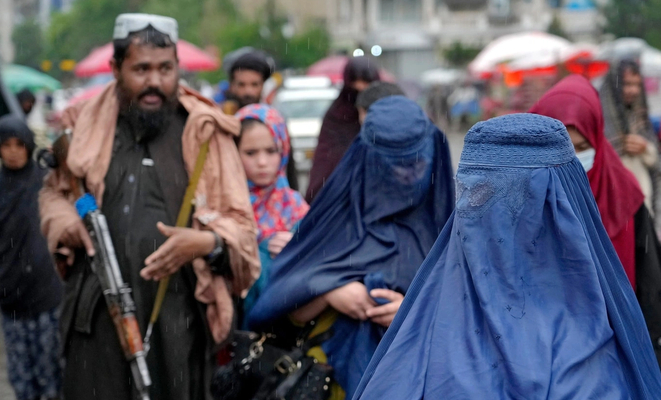   Phụ nữ Afghanistan bị buộc phải dùng khăn che mặt tại nơi công cộng  