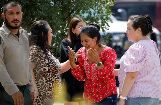   Một phụ nữ khóc bên ngoài Trung tâm Hành chính Ssgt Willie de Leon, nơi học sinh được chở từ Trường Tiểu học Robb sau vụ nổ súng, ở Uvalde, Texas trưa 24/5 (giờ Mỹ). Ảnh: Reuters  