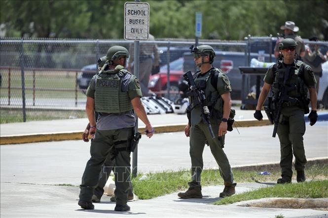 Lực lượng thực thi pháp luật Mỹ được triển khai tại hiện trường vụ xả súng đẫm máu ở trường tiểu học Robb của thị trấn Uvalde, bang Texas (Mỹ), ngày 24/5/2022. Ảnh: AP/TTXVN