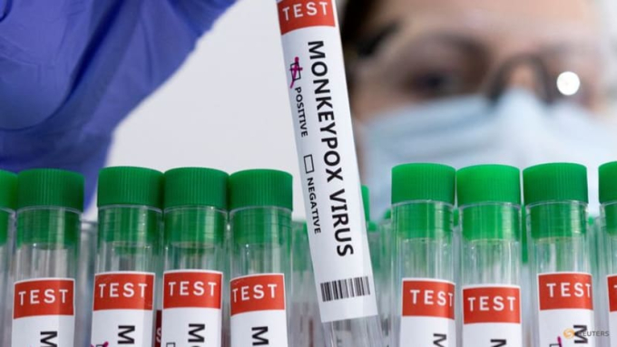 Ống chứa mẫu phẩm xét nghiệm virus gây bệnh đậu mùa khỉ. Ảnh: Reuters