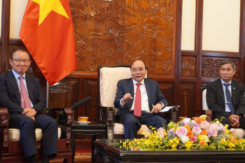   Chủ tịch nước Nguyễn Xuân Phúc gặp mặt huấn luyện viên Park Hang-seo và Mai Đức Chung - Ảnh: Thế Dũng  