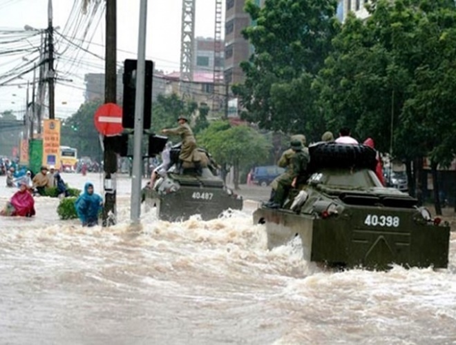 Hà Nội và những lần phố biến thành sông sau mưa lớn